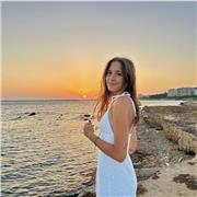 Studentessa in attesa di iniziare l’università insegna lingua inglese a bambini delle elementari